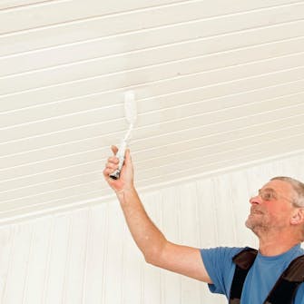 Male paneltak: Dagen etter kan du male med første lag sluttmaling Male paneltak: Dagen etter kan du male med første lag sluttmaling